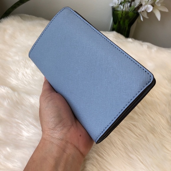 🌹Michael Kors Pale Blue Bifold wallet🌹 - Picture 4 of 5